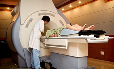 해운대자생한방병원 자생치료의 특징-MRI 검사하는 환자와 의사의 모습